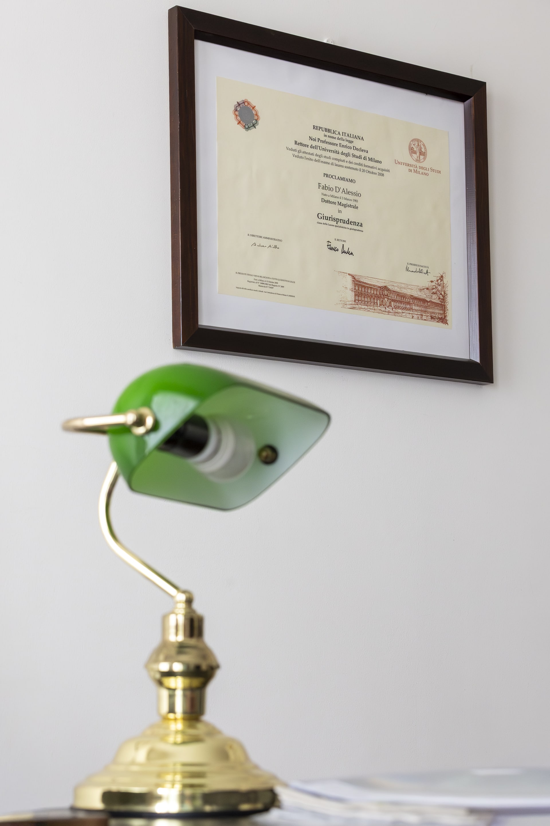 Diploma di laurea in Giurisprudenza e lampada da avvocato